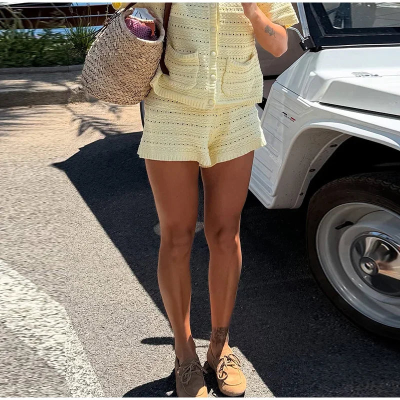 Praia de malha oco para fora shorts define 2 peças feminino lapela meia manga único breasted camisas shorts 2025 verão amarelo outfits
