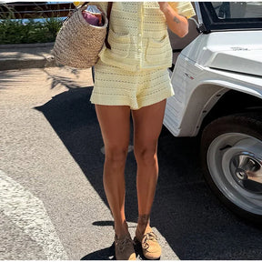 Praia de malha oco para fora shorts define 2 peças feminino lapela meia manga único breasted camisas shorts 2025 verão amarelo outfits